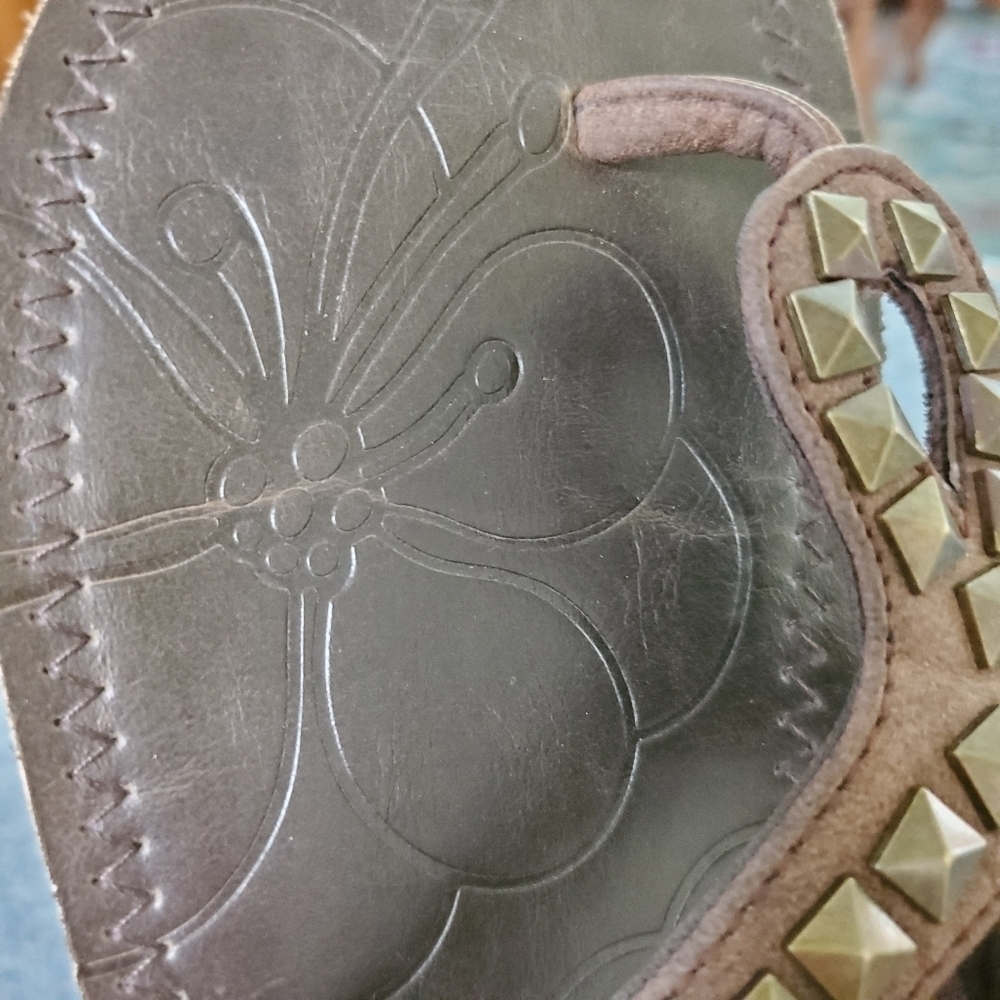 ROPER THONG SANDAL WITH STUD DETAIL - Picture 5 of 5